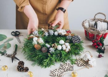 Как и из чего сделать новогодний венок на дверь своими руками: 10 идей