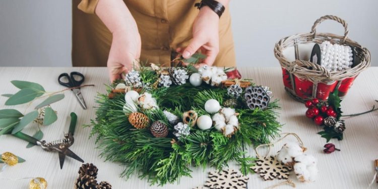 Как и из чего сделать новогодний венок на дверь своими руками: 10 идей