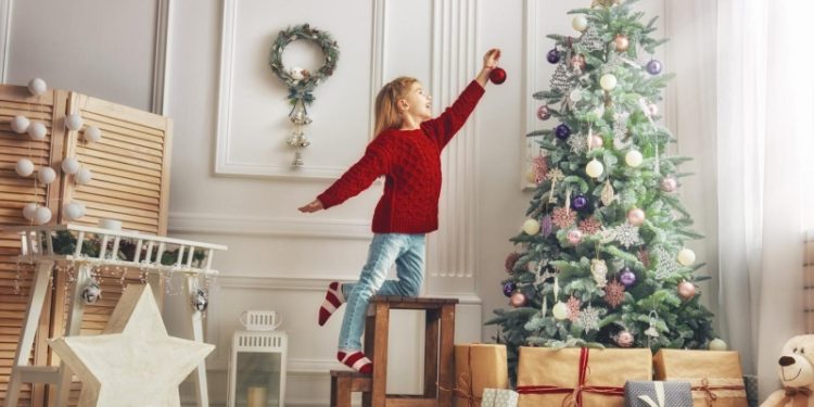 Как украсить елку в 2026 году и в каких цветах наряжать