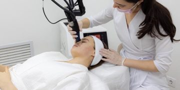 Лазерная шлифовка рубцов при постакне