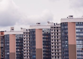 Названы миллионники — лидеры по росту цен на жилье с начала года