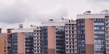 Названы миллионники — лидеры по росту цен на жилье с начала года