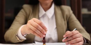 Нотариусы предложили меры борьбы с мошенничеством по схеме Долиной