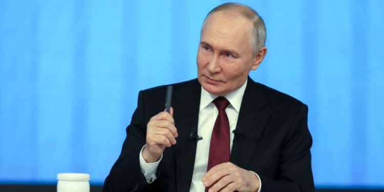 Песков рассказал, как Путин готовится к прямой линии