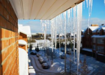 Почему на крыше образуются сосульки и кто должен их сбивать