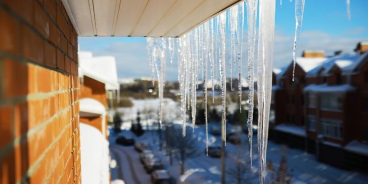 Почему на крыше образуются сосульки и кто должен их сбивать