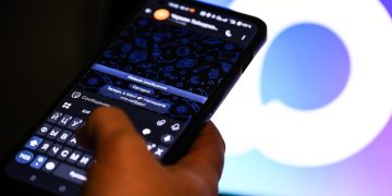 Путин подписал закон об использовании мессенджера MAХ для домовых