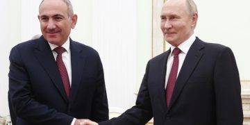 Путин пообщается с Пашиняном и Алиевым на встрече в Петербурге