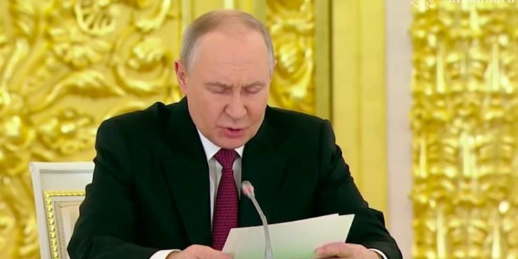 Путин поручил немедленно начать структурную перестройку экономики России