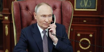 Путин поздравил президента Киргизии с днем рождения по телефону