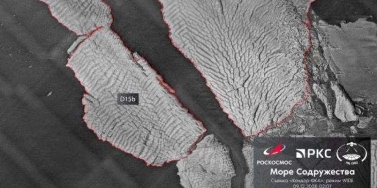 Роскосмос опубликовал очередной снимок крупнейшего айсберга в мире D15A