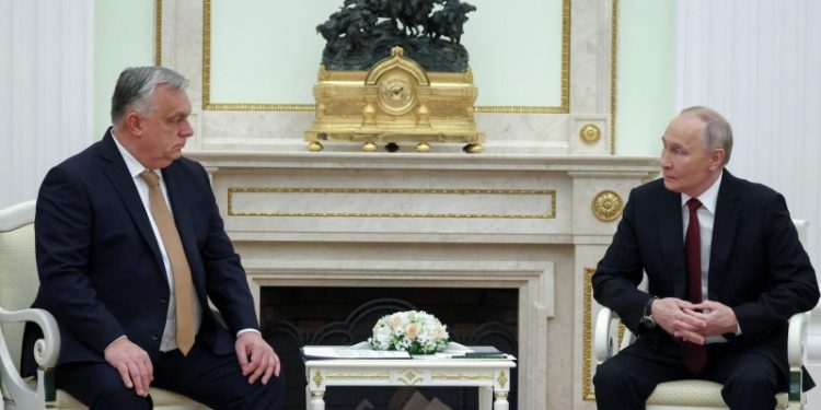 Сийярто пришлось подключиться к переводу на встрече Орбана с Путиным