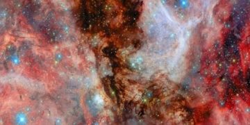 Телескоп Хаббл сделал снимок «завода по созданию звёзд» в глубине Вселенной