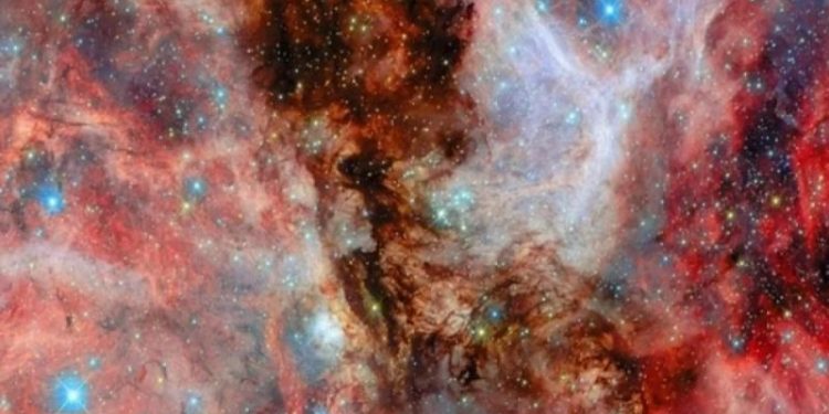 Телескоп Хаббл сделал снимок «завода по созданию звёзд» в глубине Вселенной