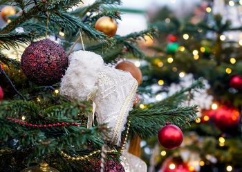 Тренды украшений на Новый год — 2026: сказки, винтаж и световые