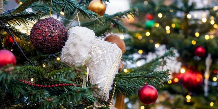 Тренды украшений на Новый год — 2026: сказки, винтаж и световые