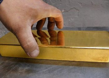 Золотые резервы России впервые превысили $300 млрд