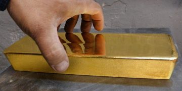 Золотые резервы России впервые превысили $300 млрд