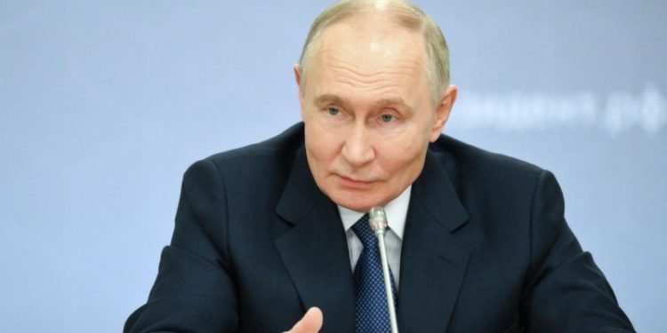 Большинство россиян одобряют работу Путина, показал опрос