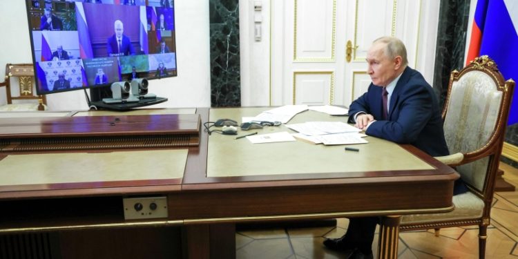 На совещании с Путиным раздался звонок