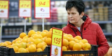 Песков заявил, что власти оценивают ситуацию с ростом цен в России