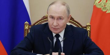 Путин поручил повысить эффективность управления технологической политикой