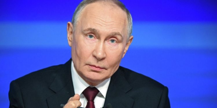Путин проведет встречу по вопросам на прямой линии