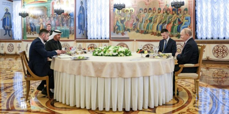 Путин проводил президента ОАЭ после переговоров в Кремле