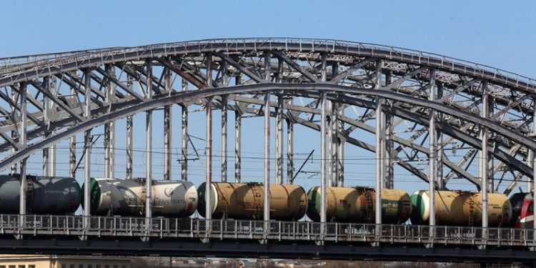 Российские власти рассмотрят вопрос снятия запрета на экспорт бензина