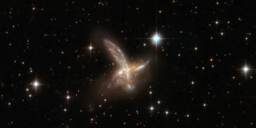 Телескоп Хаббл заснял «птицу» на расстоянии 650 млн световых лет от Земли