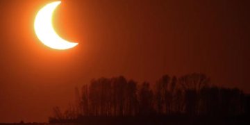 Бывает раз в 18 лет. Редкое затмение Солнца даст старт году Огненной Лошади