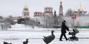 Детское пособие не смогут получить проживающие менее пяти лет в России