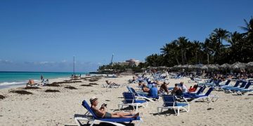 FT рассказала об ошибочной ставке Кубы на туризм из России и Китая