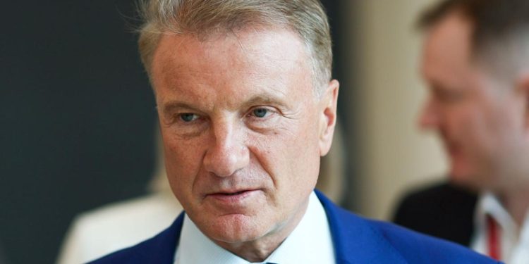 Греф призвал платить чиновникам столько, чтобы вести «не нищенскую» жизнь