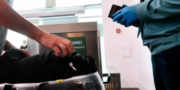 «Интерфакс» узнал о проекте ограничений по вывозу наличных из России