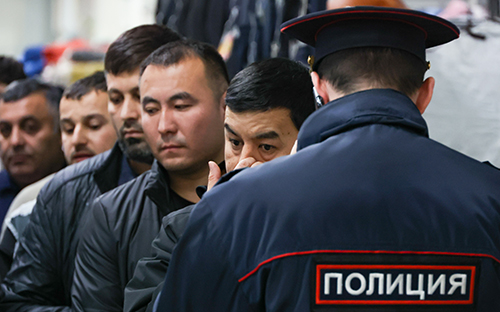 Из какой визовой страны в Россию больше всего едут работать. Инфографика