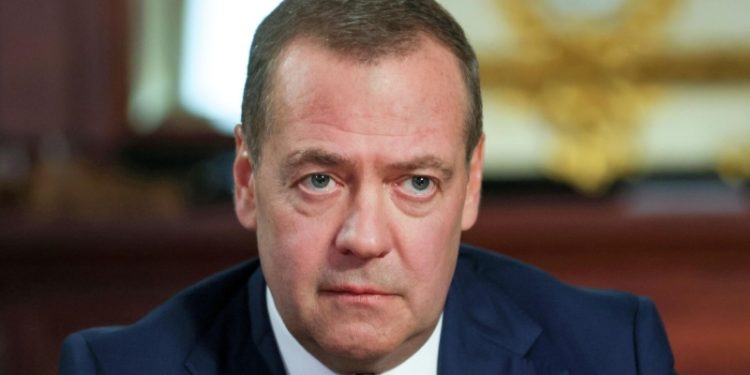 Медведев провел встречу с главой МИД Кубы