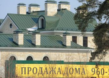 Особняк под снос: почему элитные дома на Рублевке продаются по 15-20