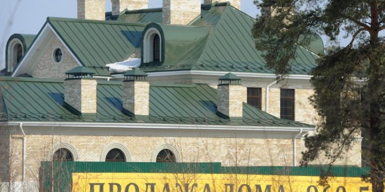 Особняк под снос: почему элитные дома на Рублевке продаются по 15-20