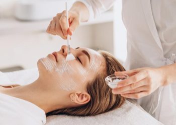 Почему салициловый лифтинг считается физиологическим и безопасным омоложением кожи