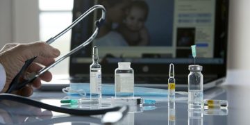 Пока власть оптимизирует медицину, россияне нашли себе доктора, который никогда никому не отказывает