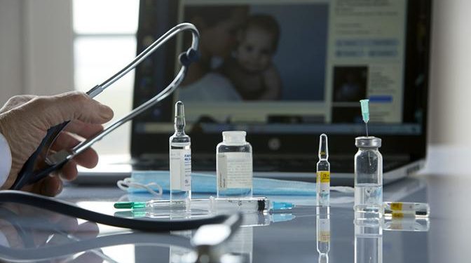 Пока власть оптимизирует медицину, россияне нашли себе доктора, который никогда никому не отказывает