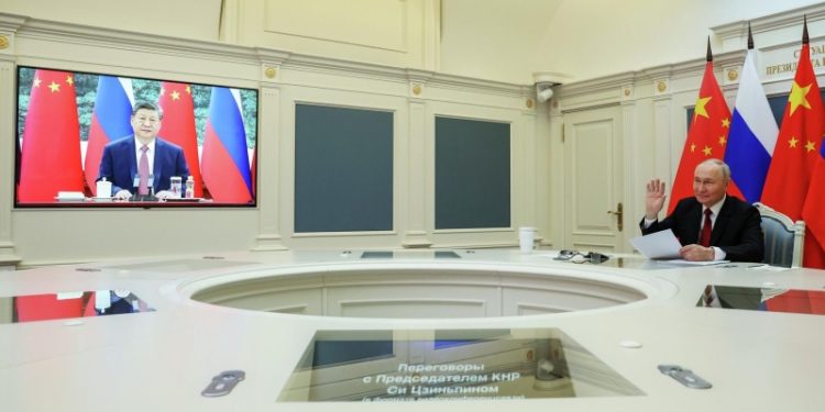 Путин и Си Цзиньпин в дружеском ключе обсудили итоги года, заявил Ушаков