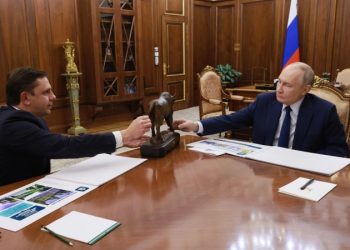 Путину подарили статуэтку орловского зубра