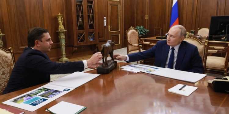 Путину подарили статуэтку орловского зубра