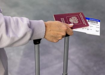 Россияне стали чаще планировать отдых за границей на 23 февраля и 8