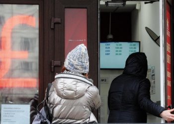 Топ-менеджеры крупнейших компаний спрогнозировали ослабление рубля