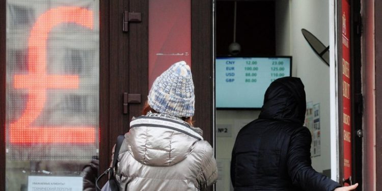 Топ-менеджеры крупнейших компаний спрогнозировали ослабление рубля