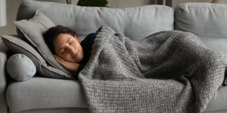 Ученые раскрыли, какой вред несет сон под сериалы