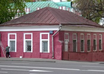 В центре Москвы выставили на торги здание XVIII века по цене однушки